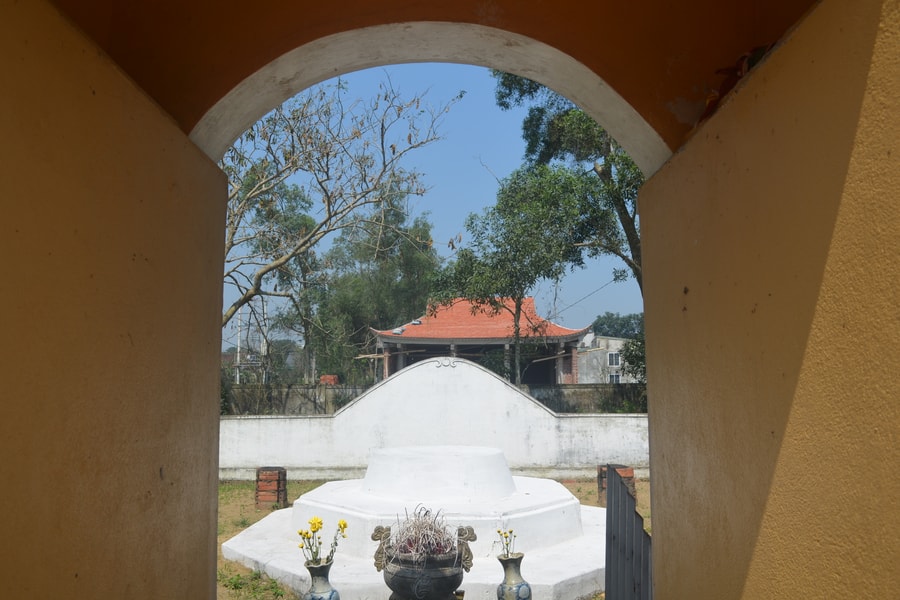 Chung tay phục dựng đền thiêng 