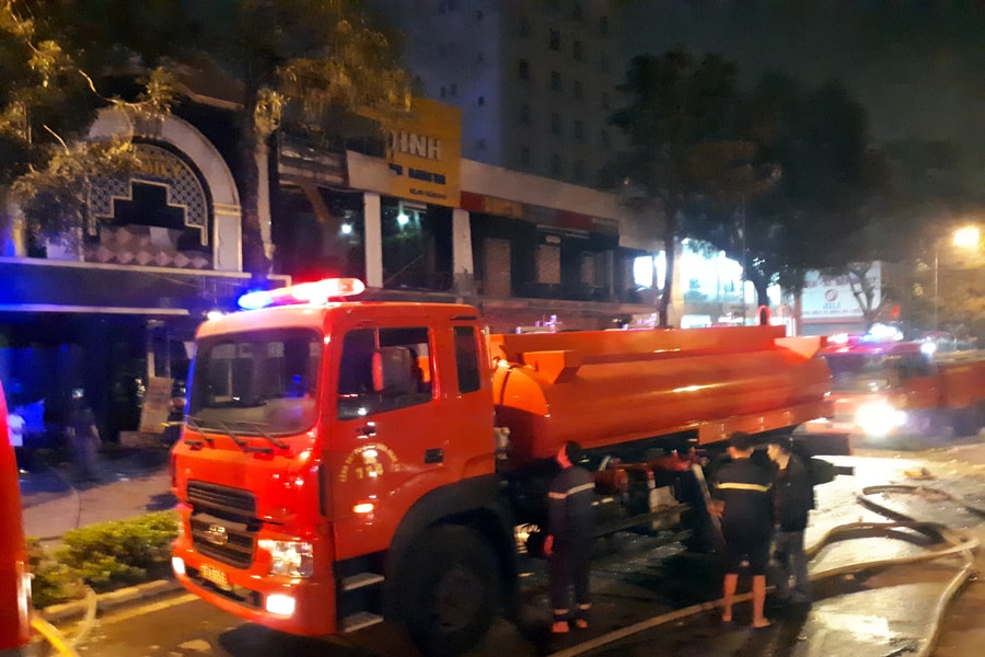 Lính cứu hỏa chấp nhận bị bỏng, lao vào lửa táp chữa cháy trong vụ nổ nhà hàng