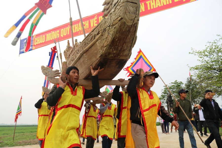 Độc đáo lễ cầu ngư trong lễ hội đền Thanh Liệt