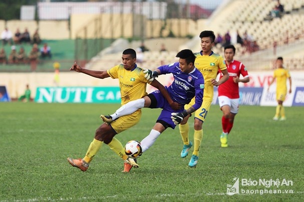 SLNA và những bàn thua “từ trên trời rơi xuống”