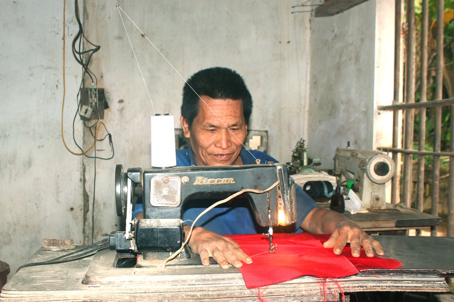 Người đàn ông đứng trên “đôi tay vàng”