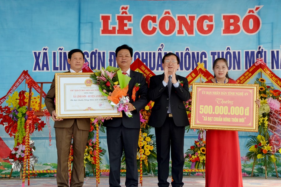 Lĩnh Sơn (Anh Sơn) đón Bằng công nhận đạt chuẩn Nông thôn mới