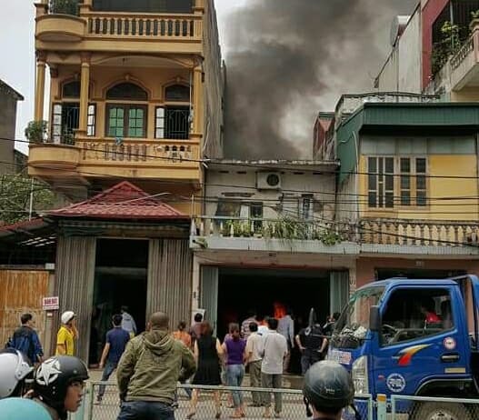 Cháy cửa hàng sửa chữa ô tô, 1 xế hộp bị thiêu rụi