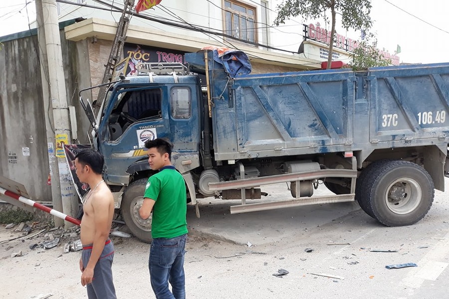 Xe tải mất lái đâm cột điện gãy đôi