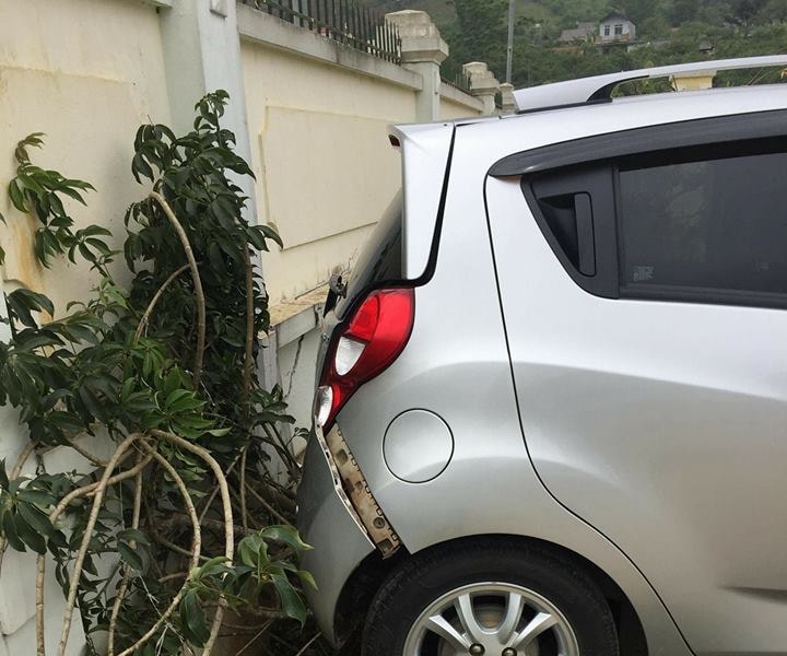 Giáo viên lùi ô tô trong sân trường cán chết học sinh lớp 1