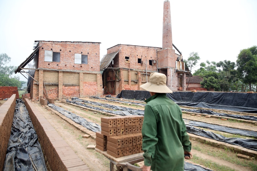 Bất chấp lệnh cấm, lò gạch thủ công vẫn vô tư đỏ lửa 