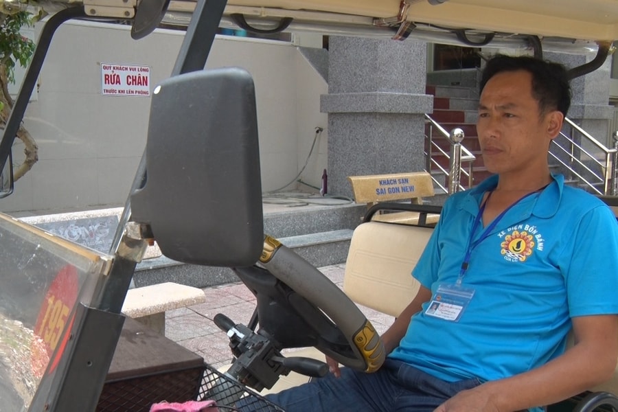 Lái xe điện Cửa Lò phải mặc đồng phục màu nước biển và đeo thẻ