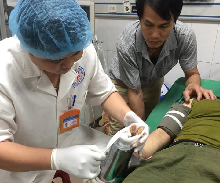 Dùng cưa sắt, máy cắt gạch cứu tay bệnh nhân mắc trong máy xay thịt