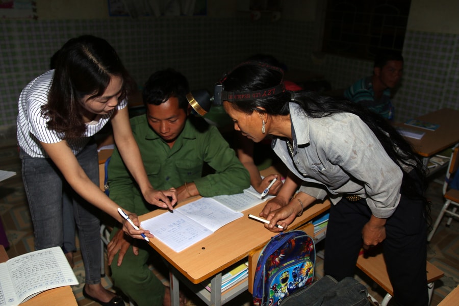 Đồng bào bản Mông nơi biên giới soi đèn đi tìm chữ