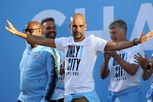 Guardiola đoạt HLV hay nhất mùa, Salah tiết lộ về cuộc gặp với Mourinho