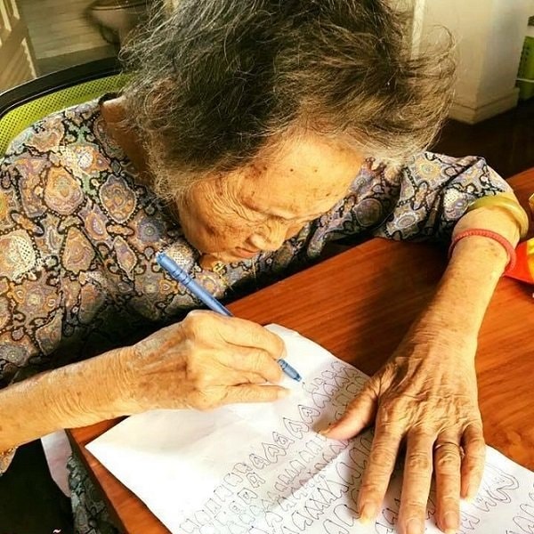 Cụ bà Hà Nội vẽ 1.000 trái tim trên giấy A4 tặng chồng quá cố