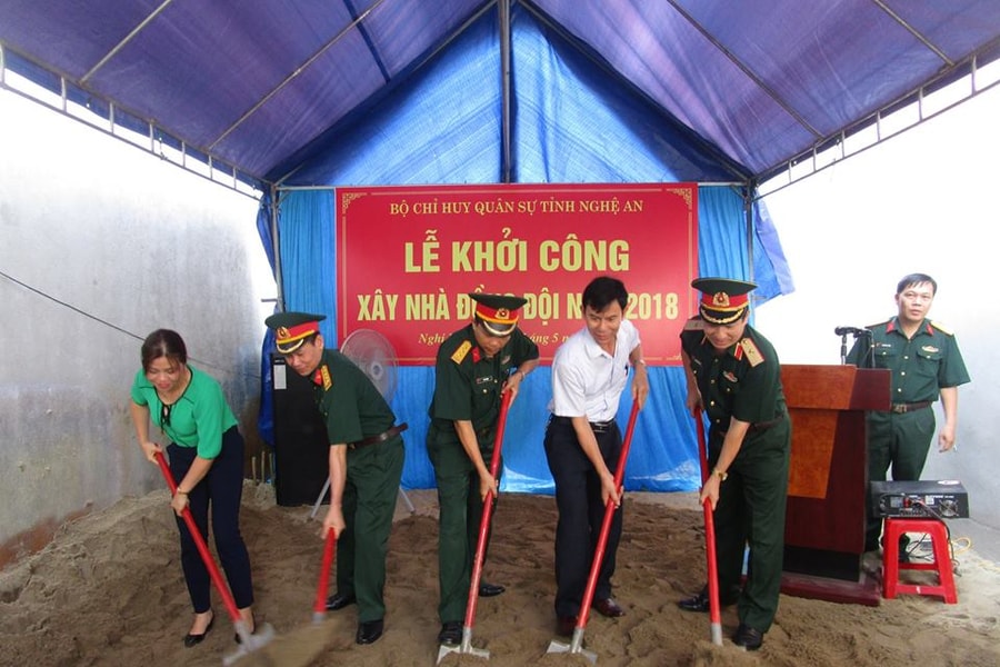 Trao 70 triệu đồng hỗ trợ xây nhà đồng đội ở Nghi Lộc