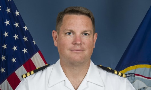 Chỉ huy chiến hạm Mỹ bị cách chức do thân mật với cấp dưới