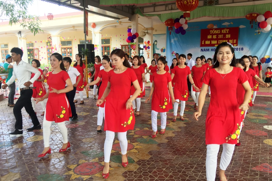 Màn nhảy sôi động của các cô giáo mầm non với phụ huynh​ hút người xem