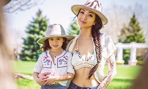 Bà mẹ gốc Việt nổi tiếng nhờ những bức ảnh chụp cùng con gái