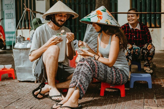 Cặp ngoại quốc chụp hình cưới ở vỉa hè Việt Nam “cực chất“