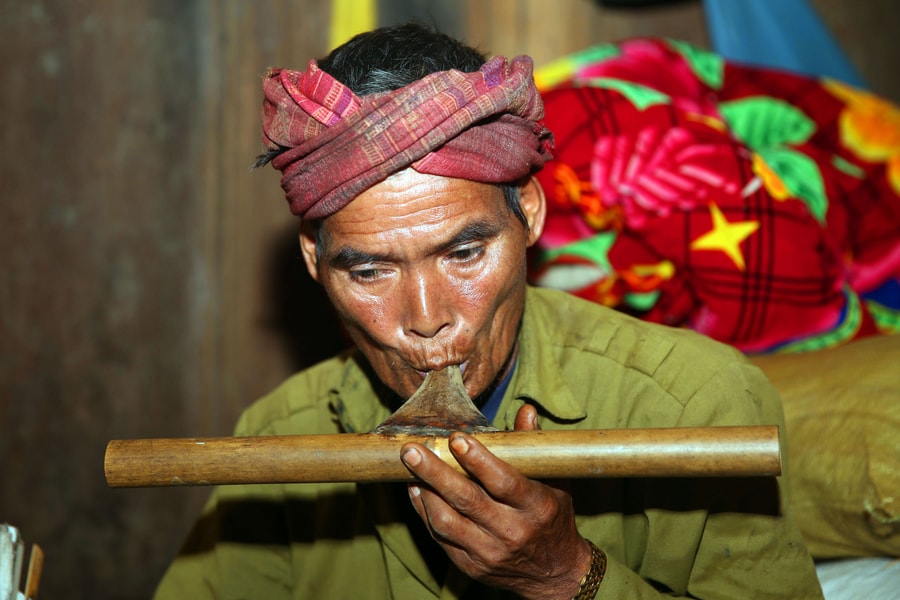 “Bảo bối” đuổi tà của thầy mo Khơ mú