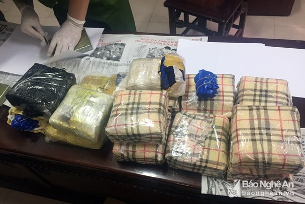 Thưởng nóng Ban chuyên án bắt vụ buôn bán 3 bánh heroin, 10kg ma túy đá