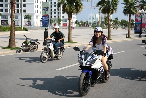 “Mẹo” chạy xe côn tay trên phố đông