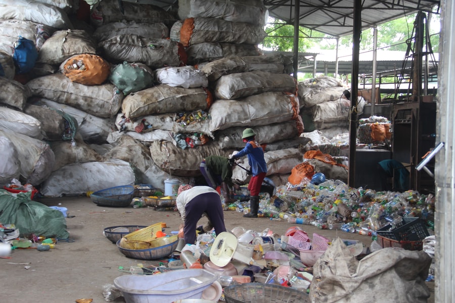 Ô nhiễm và nguy cơ cháy nổ ở “vựa” phế liệu của Nghệ An