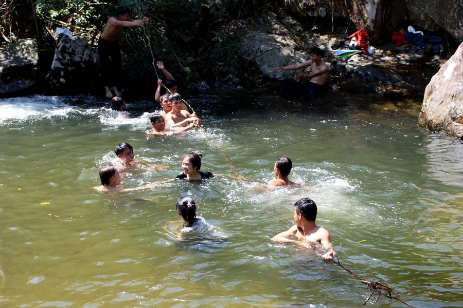 Nắng nóng, người dân miền núi đổ xô vào rừng giải nhiệt