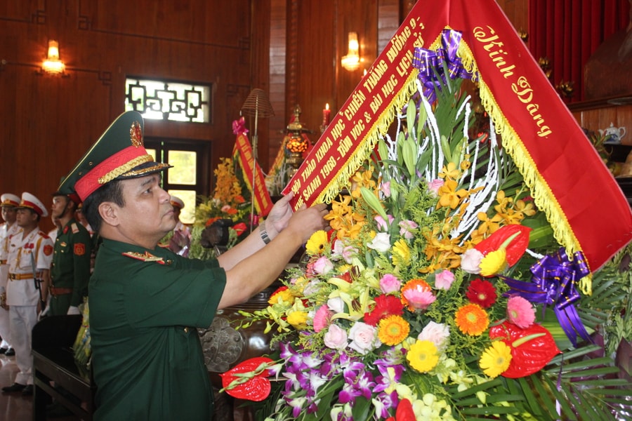 Đại biểu dự Hội thảo Đường 9 - Khe Sanh dâng hương tại khu di tích Kim Liên