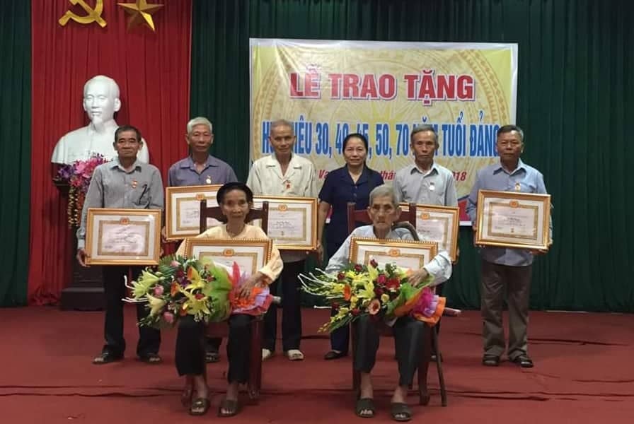 Nghi Lộc: 10 đảng viên được trao Huy hiệu Đảng