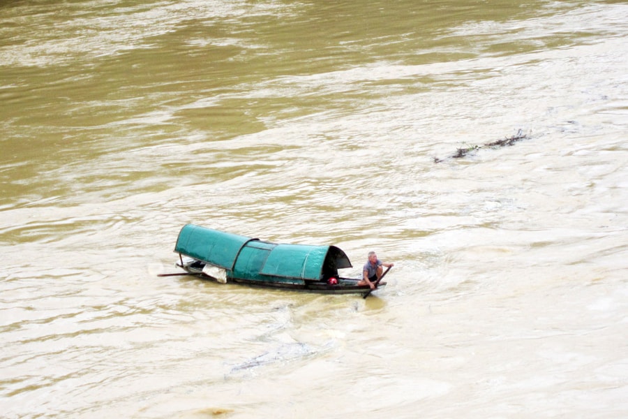 Hàng chục người đội mưa, quây giữa dòng nước lũ tìm đôi vợ chồng mất tích trên sông Lam