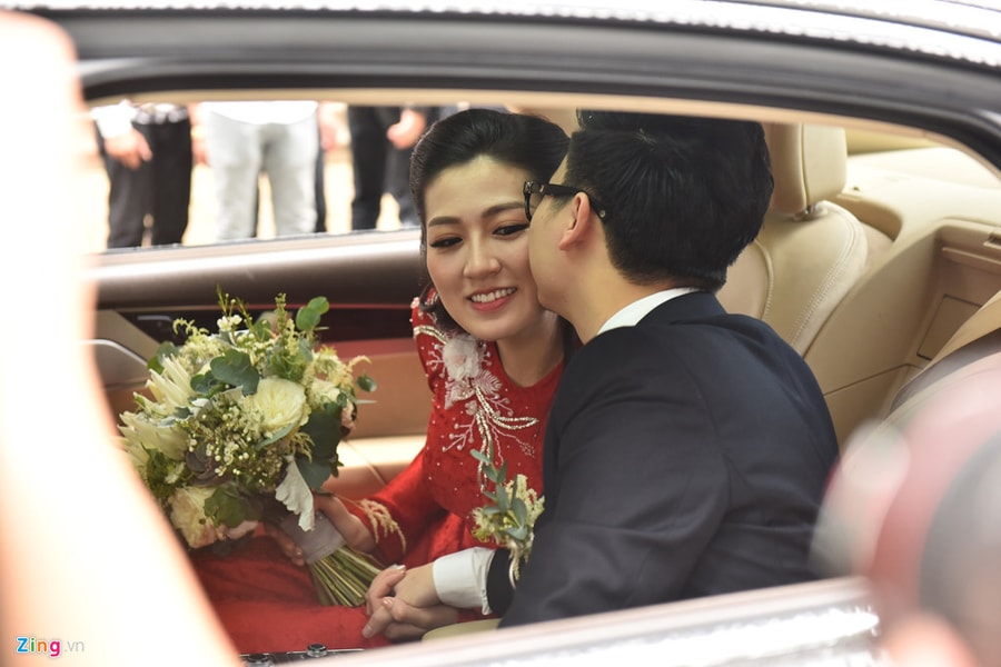 Chồng Á hậu Tú Anh ngọt ngào hôn vợ trong ngày cưới