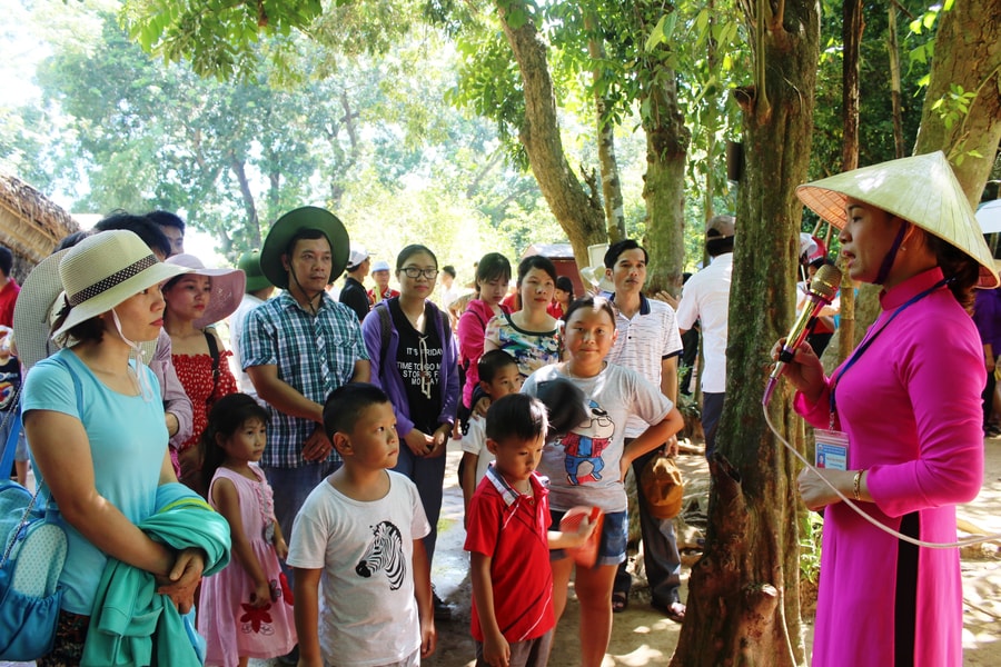 Nghệ An triển khai hướng dẫn và cấp thẻ hướng dẫn viên du lịch tại điểm