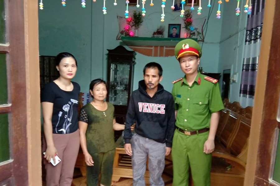 Công an giúp người mù bị lạc đường tìm người thân