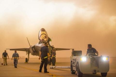 Gần 70 chiếc F-35 của Mỹ bị nhấn chìm trong bão cát