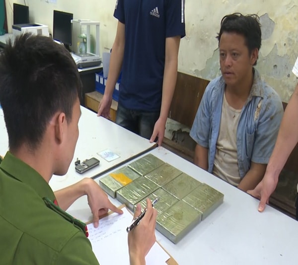 Gã đàn ông vận chuyển 8 bánh heroin giấu trong bao thóc