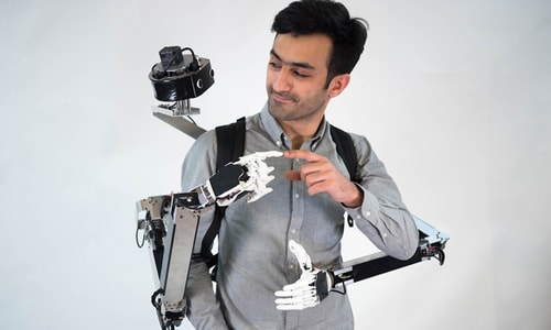 Robot đeo lưng giúp người dùng có thêm hai tay