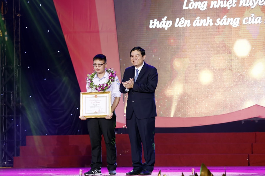 Nghệ An tuyên dương 110 học sinh đạt giải quốc tế, quốc gia và học sinh đạt điểm cao 