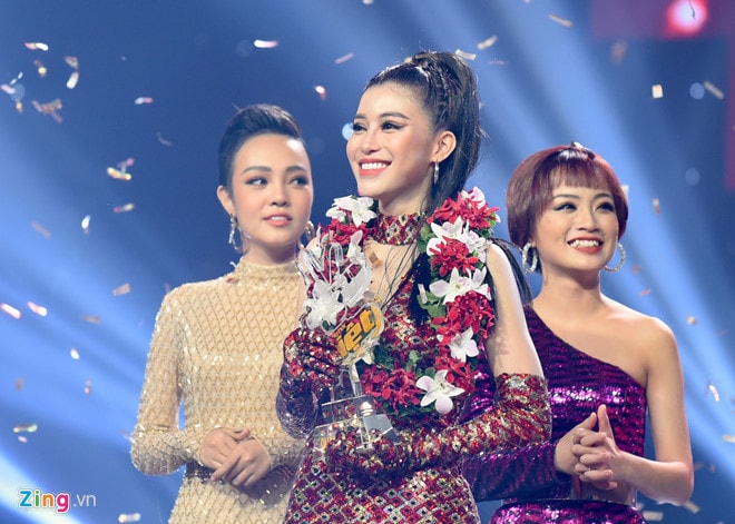 'Cô gái triệu view' đội Noo Phước Thịnh đăng quang The Voice 2018