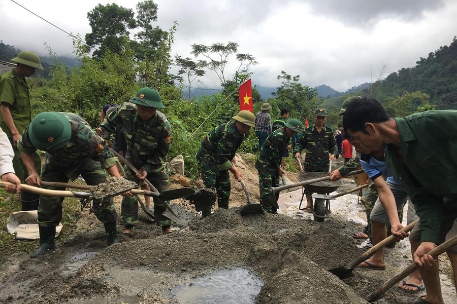 Bộ đội Biên phòng giúp dân bản vùng biên làm đường bê tông