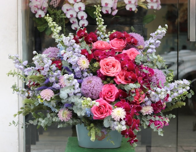 Dịp 20/10, chị em thích hoa đồng nội, quý ông chuộng hoa hồng