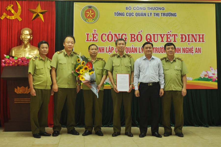 Trao Quyết định thành lập Cục Quản lý thị trường Nghệ An