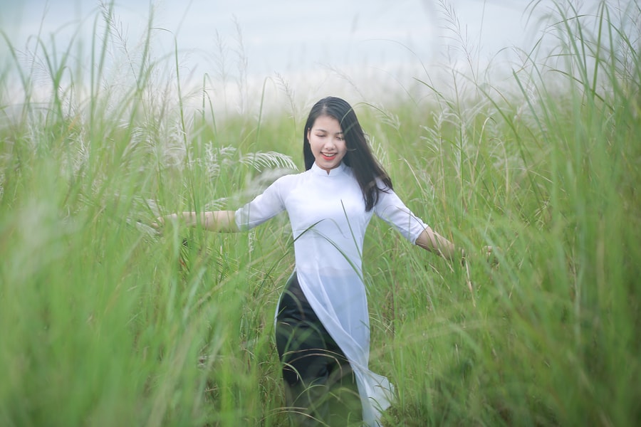 Ngắm nhan sắc ngọt ngào của Á khôi sinh viên trên đồng cỏ lau ở Nghệ An