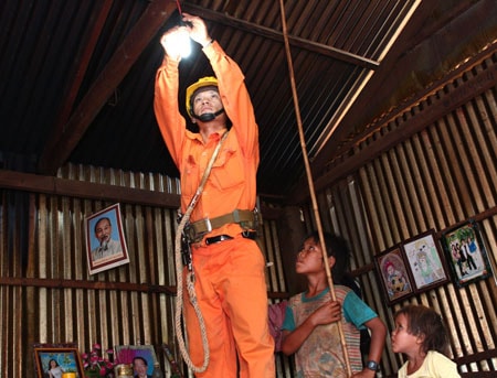 Hỗ trợ tiền điện cho hộ nghèo và hộ chính sách xã hội