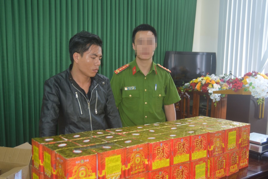 Bắt đối tượng nửa đêm vận chuyển 80kg pháo đi tiêu thụ