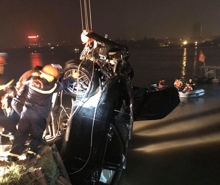 Tìm thấy ô tô rơi xuống sông Hồng, 2 người trong xe tử vong