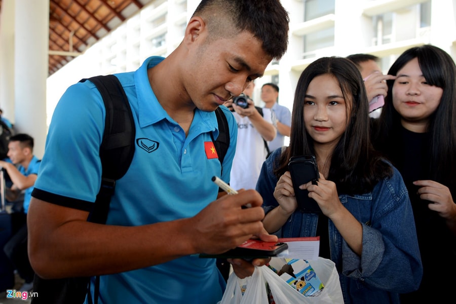 Nữ CĐV ở Lào tặng đồ ăn cho cầu thủ ĐT Việt Nam