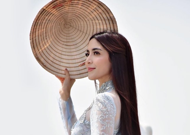 Ngọc nữ Thái Lan đến Việt Nam, khoe ảnh xinh đẹp với áo dài và nón lá