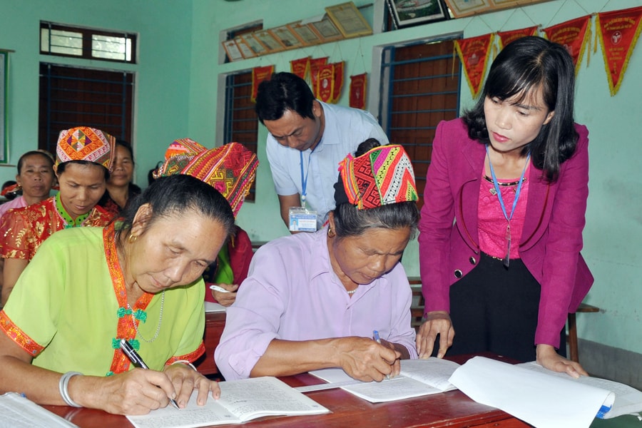 Các “Mế U60” ở miền núi Nghệ An tập đánh vần, làm phép tính đơn giản