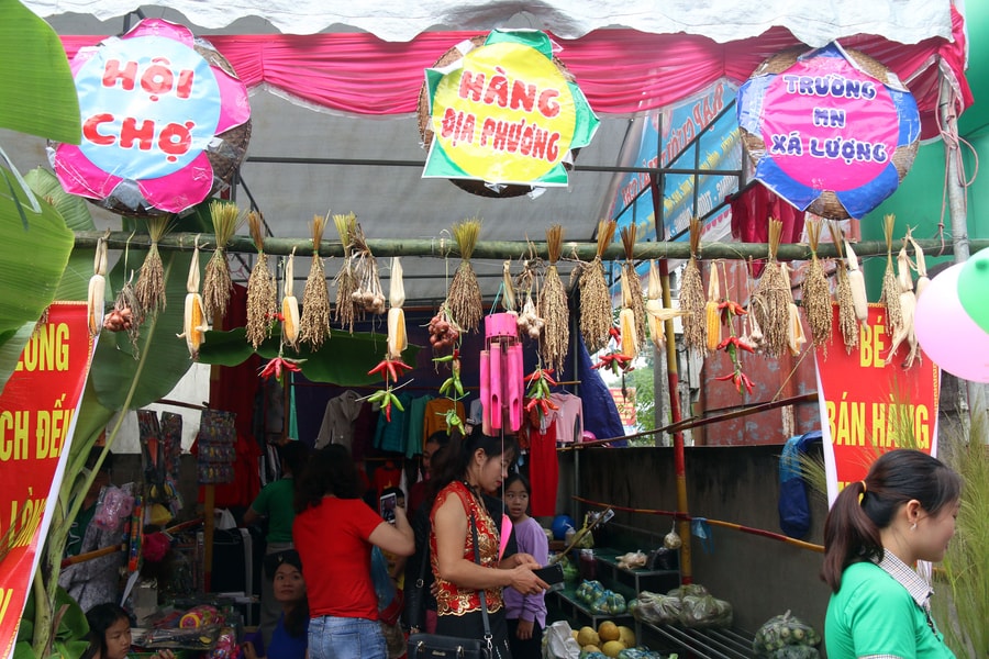 Hội chợ sản vật đầu tiên nơi đầu nguồn sông Lam