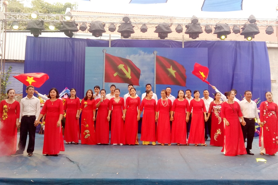 Đồng chí Hoàng Viết Đường dự Ngày hội Đại đoàn kết tại Thị xã Thái Hòa