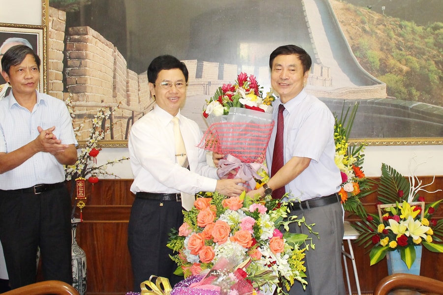 Phó Bí thư Thường trực Tỉnh ủy chúc mừng các nhà giáo tiêu biểu ở thành phố Vinh