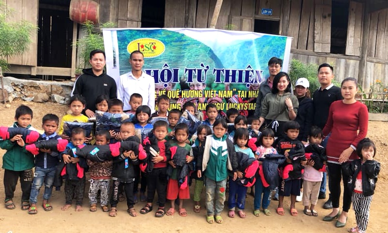 Hội đồng hương Nghệ An ở Nhật Bản trao quà cho học sinh nghèo tại Kỳ Sơn